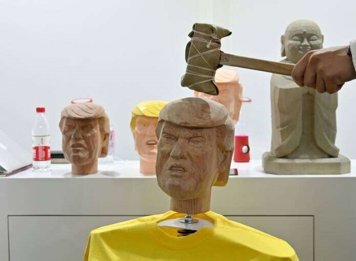 کتک زدن مجسمه ترامپ در نمایشگاه چین (+عکس)