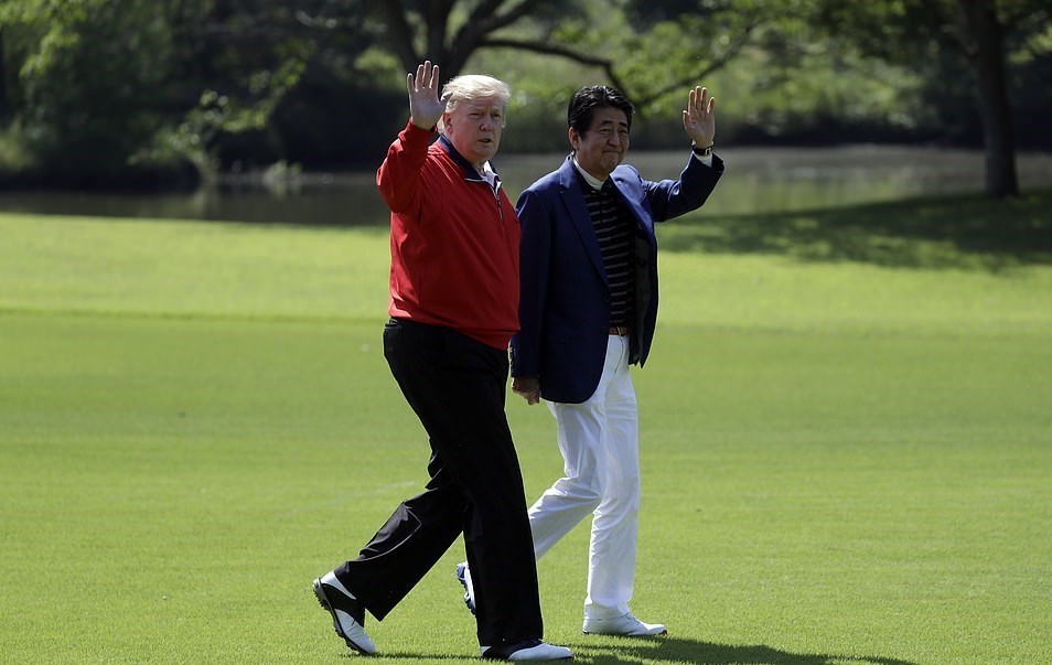 سلفی نخست وزیر ژاپن و ترامپ در زمین گلف (+عکس)