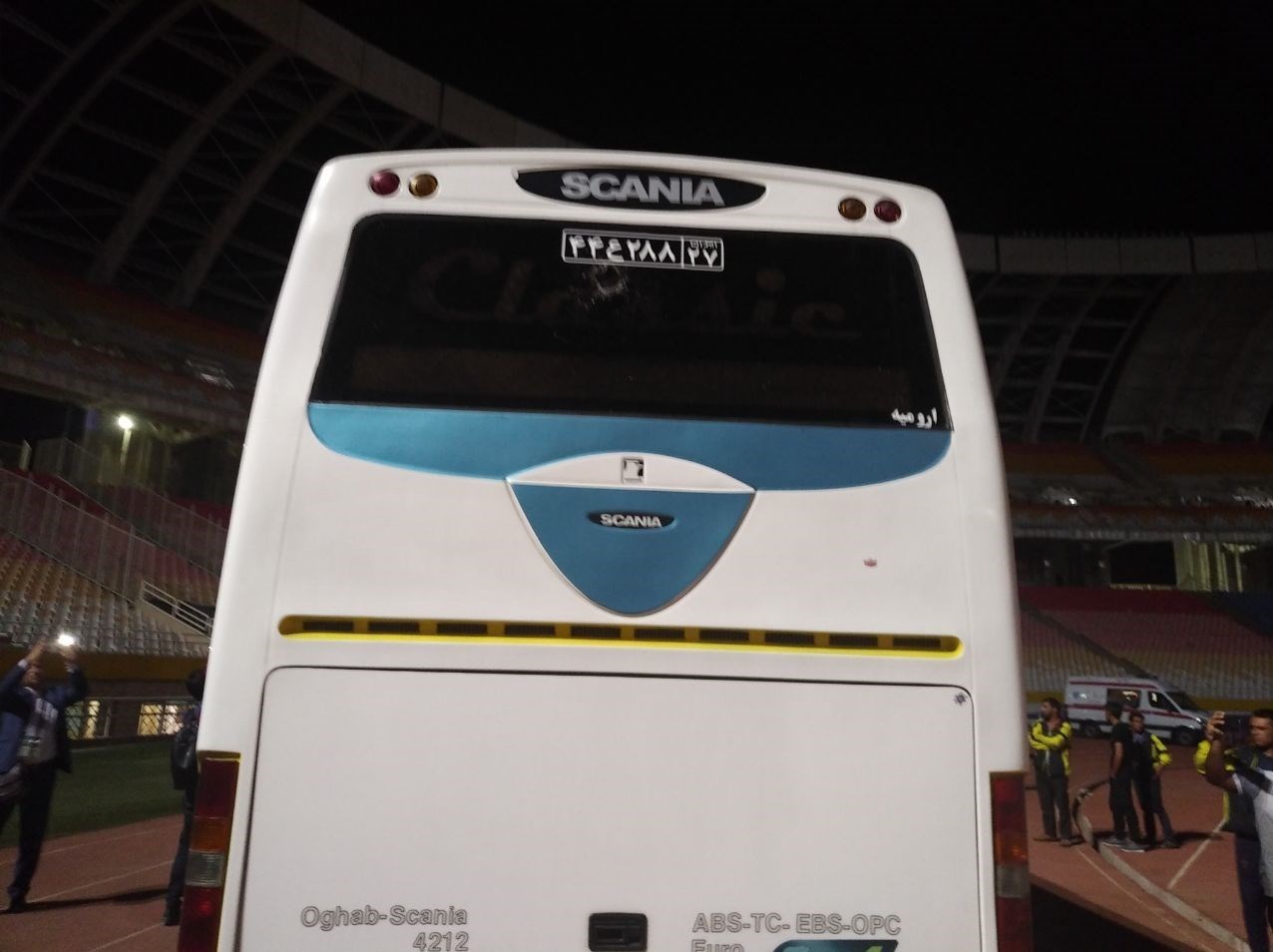 شکسته شدن شیشههای اتوبوس پرسپولیس پس از بازی با سپاهان شکسته شدن شیشههای اتوبوس پرسپولیس پس از بازی با سپاهان