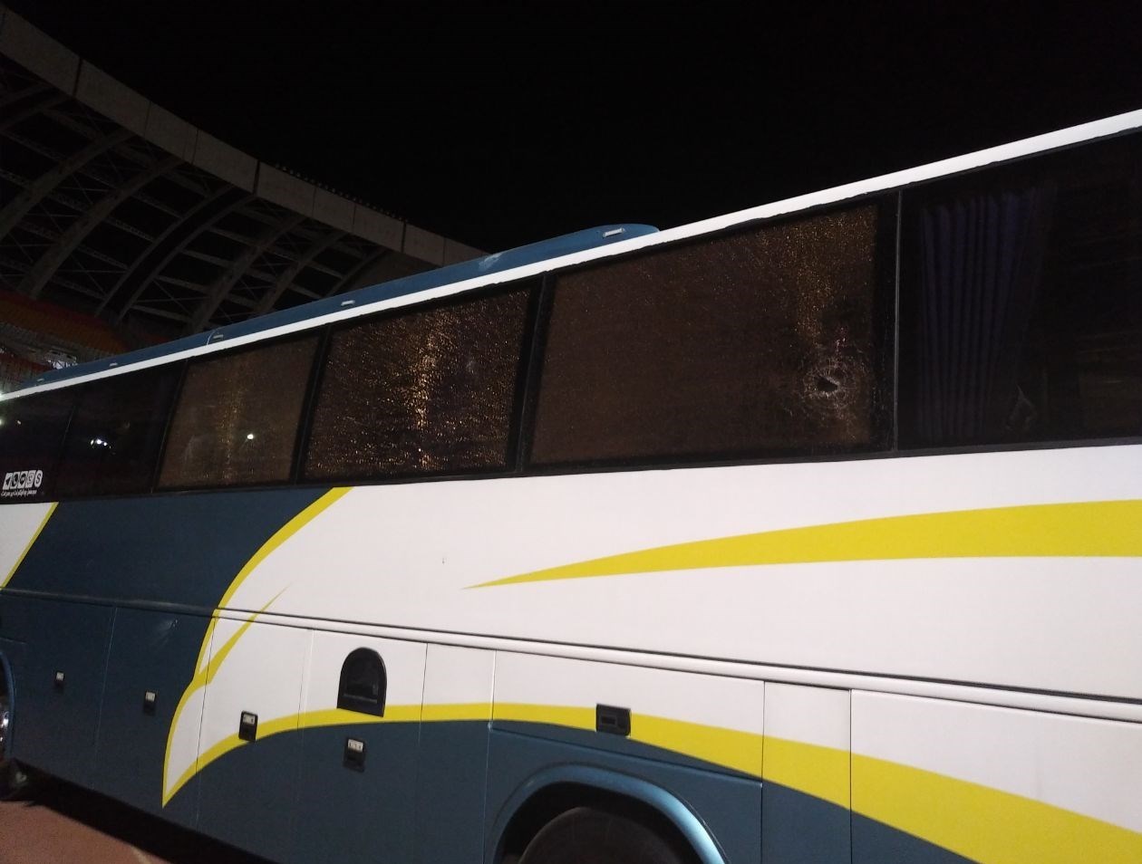 شکسته شدن شیشههای اتوبوس پرسپولیس پس از بازی با سپاهان شکسته شدن شیشههای اتوبوس پرسپولیس پس از بازی با سپاهان