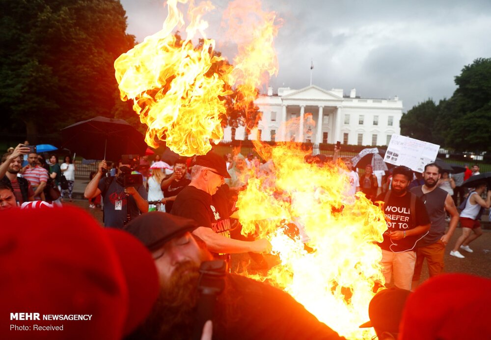 آتش زدن پرچم آمریکا مقابل کاخ سفید‎ (+عکس)