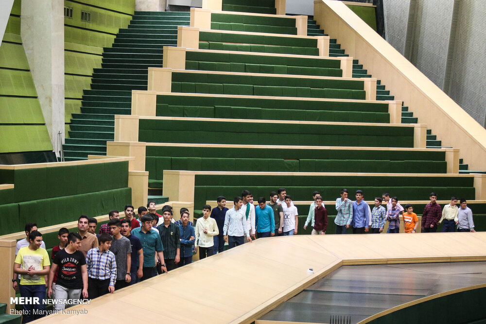 صف دانش آموزی در مجلس! (+عکس)