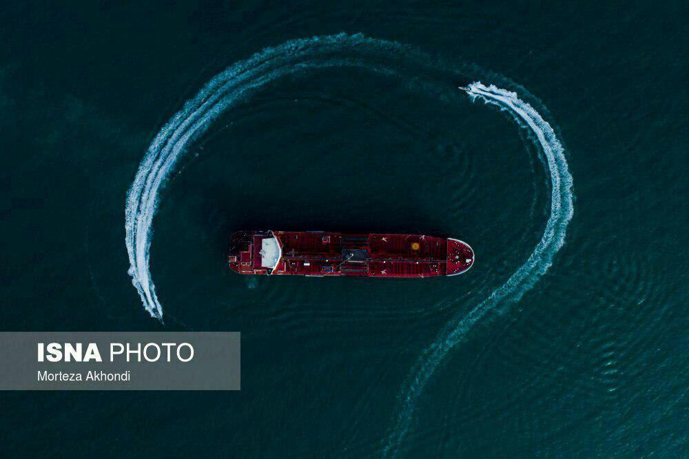 مانور‌ قایق‌های تندرو سپاه در اطراف نفتکش انگلیسی (+عکس)