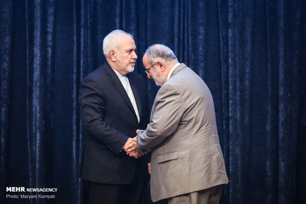 احترام خاص مشاور رئیس جمهور به ظریف (+عکس)