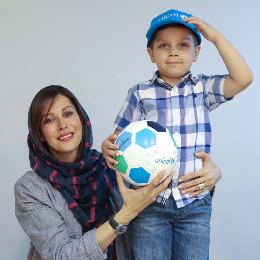 اهدای جایزه به سامیار پسر پنج ساله ایرانی توسط مهتاب کرامتی (+عکس)
