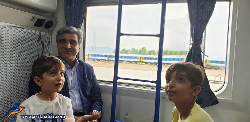 عكسي از مدير عامل سازمان تامين اجتماعي همراه با فرزندانش