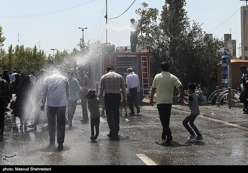آب پاشی بر روی برادران و خواهران نمازگزار در تهران! (+عکس)