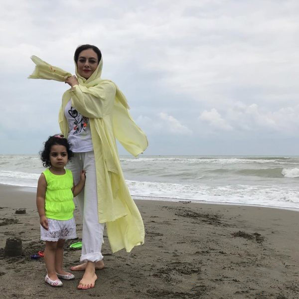 یکتا ناصر همراه دخترش کنار ساحل (+عکس)