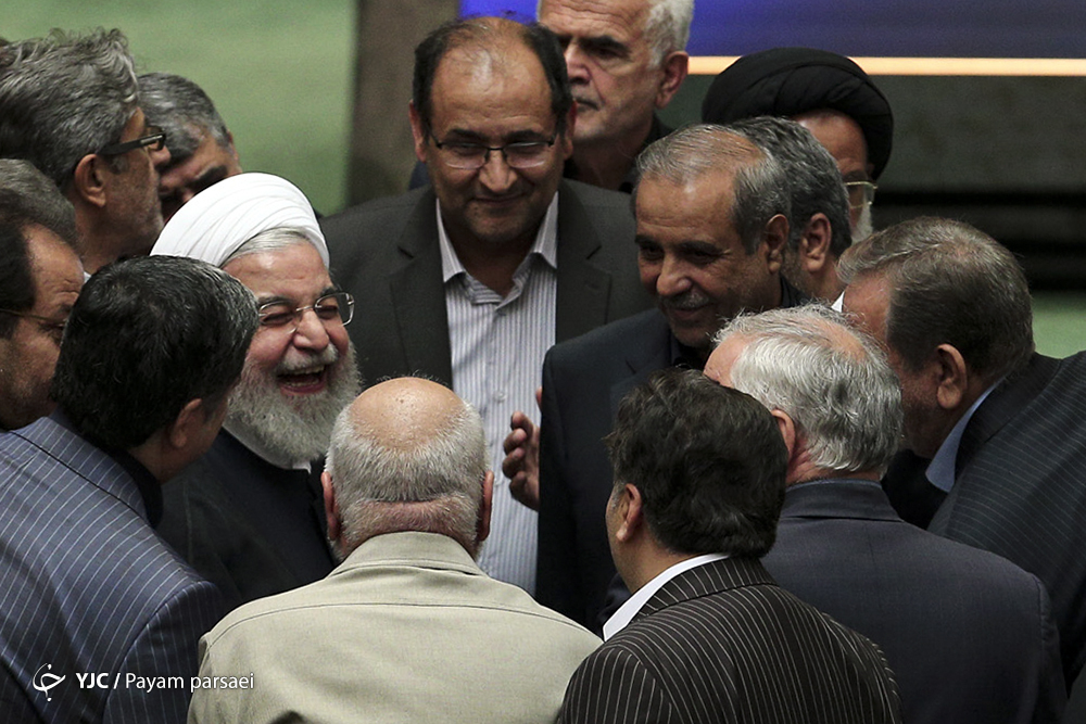 خنده های روحانی در صحن علنی مجلس! (+عکس)