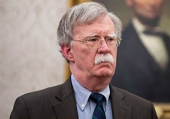 بلومبرگ: استعفای بولتون به دلیل مخالفت با کاهش تحریم‌ها علیه ایران بوده است