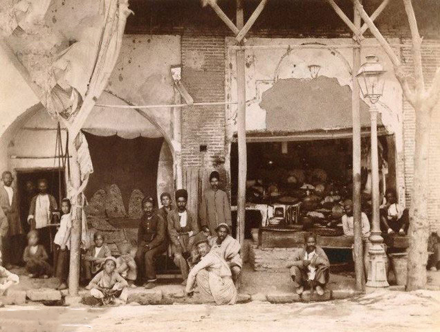نانوایی سنگک قدیمی و آجیل فروشی در تهران قدیم (+عکس)