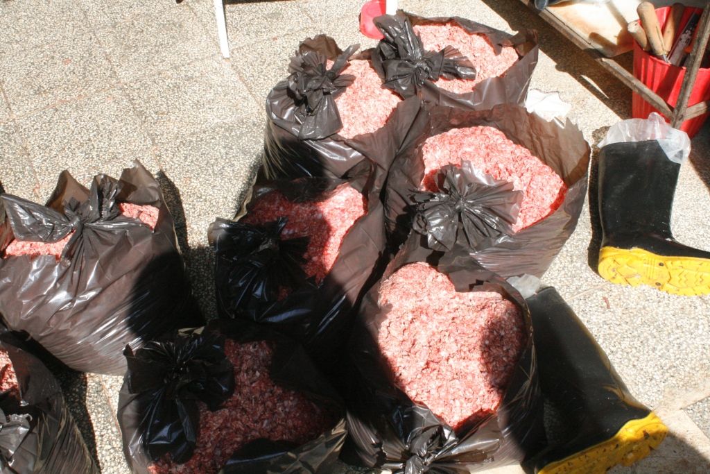 کشف 2 هزار کیلو گوشت فاسد از یک واحد تولید همبرگر (+عکس)