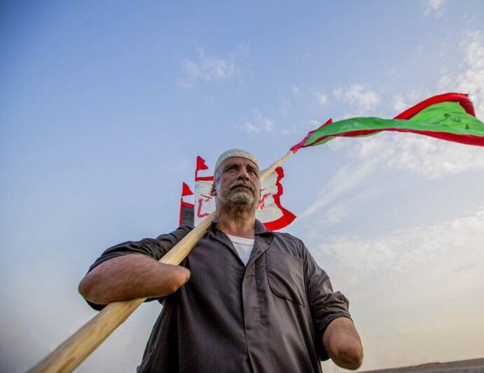 علمدار بی دست در راهپیمایی اربعین (+عکس) علمدار بی دست در راهپیمایی اربعین (+عکس)