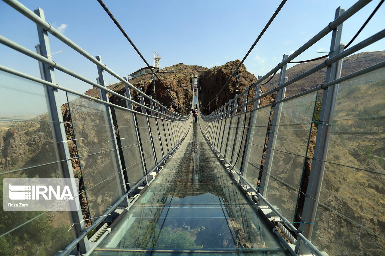 پل معلق تمام شیشه در شهرستان «هیر»(+عکس)