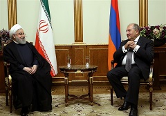 روحانی در دیدار رئیس جمهور ارمنستان: توسعه روابط با کشورهای همسایه از اصول سیاست خارجی ایران است