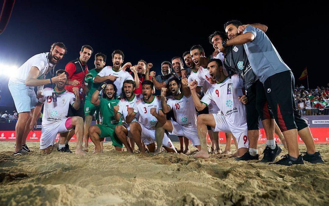 عکس یادگاری ملی پوشان ساحلی پس از صعود به فینال مسابقات جام بین قاره‌ای
