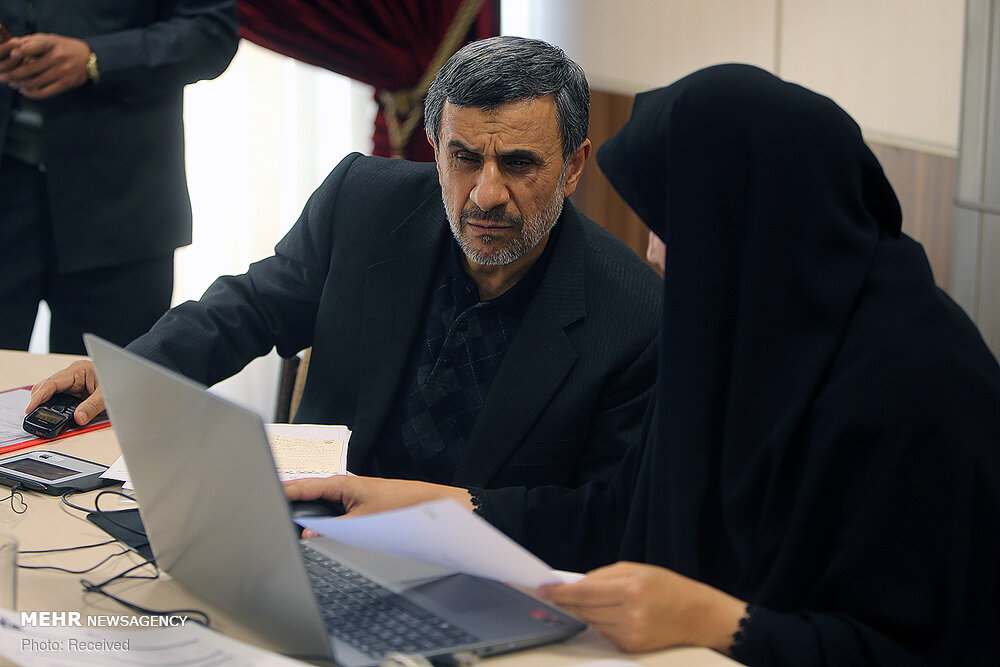 گوشی فوق ساده محمود احمدی نژاد!(+عکس)