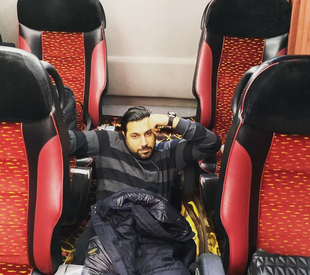 احسان خواجه امیری خوابیده در کف اتوبوس (+عکس)