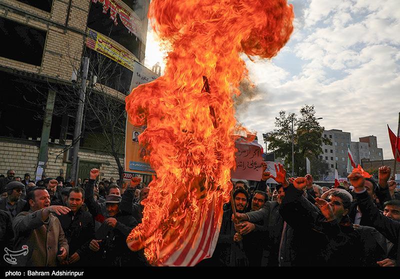 به آتش کشیدن پرچم آمریکا در اردبیل (+عکس)