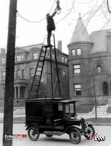 نحوه تعویض چراغ های خیابانی 120 سال پیش!(+عکس)