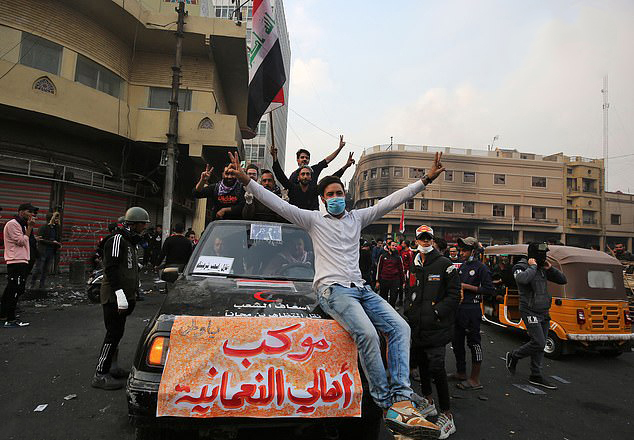شادی مردم عراق پس از استعفای عبدالمهدی (+عکس)