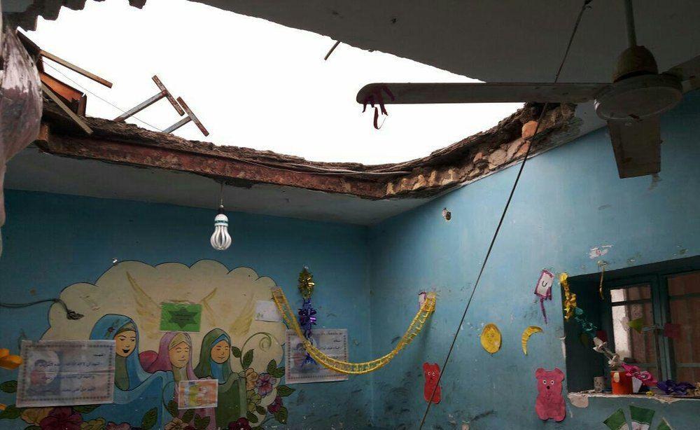 سقف کلاس درس یک دبستان در غرب تهران که دیروز فرو ریخت (+عکس)