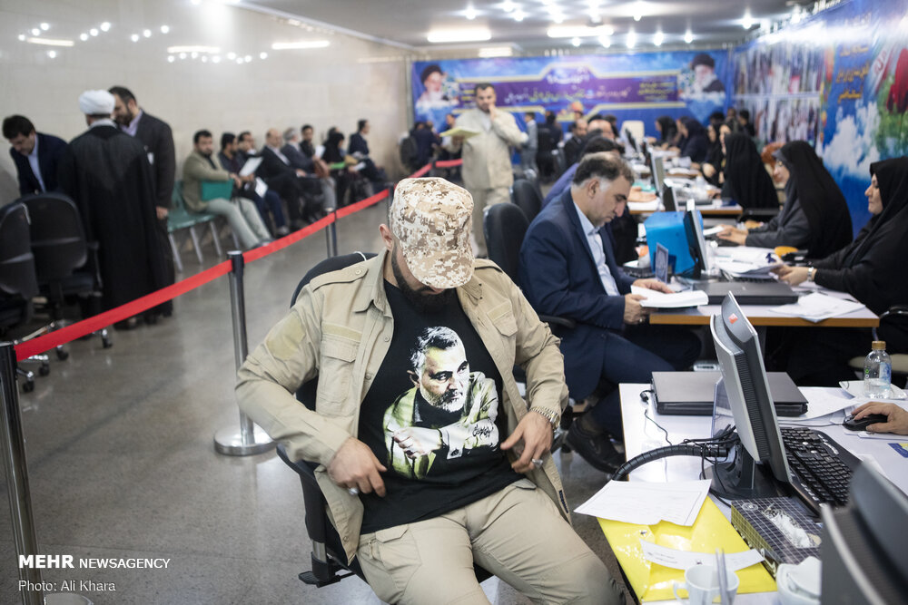 عکسی خاص روی تی شرت یکی از ثبت نام کنندگان انتخابات مجلس (+عکس)
