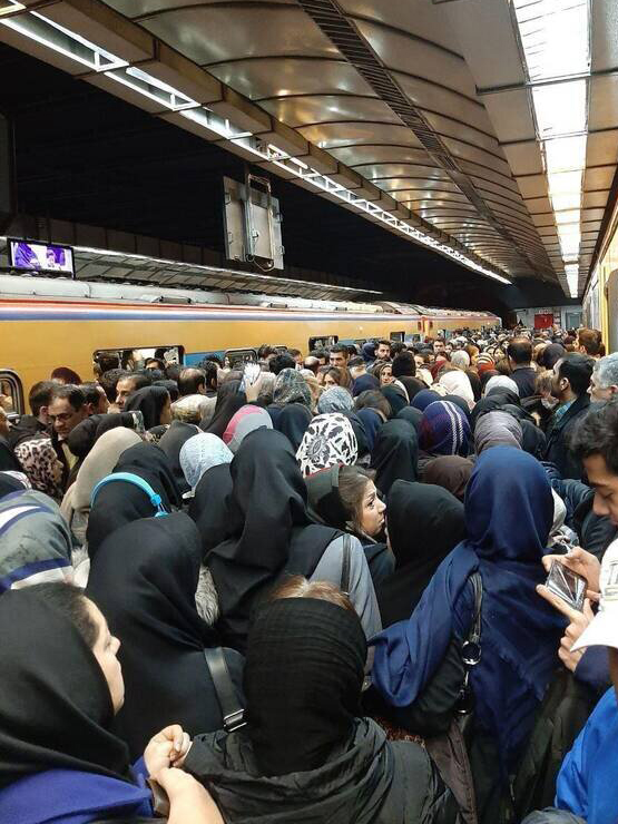 ازدحام جمعیت در مترو به دلیل اختلال در خط یک مترو تهران (+عکس)