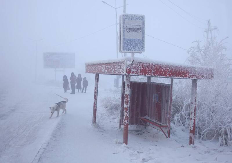 یک ایستگاه اتوبوس در سردترین نقطه جهان (+عکس)