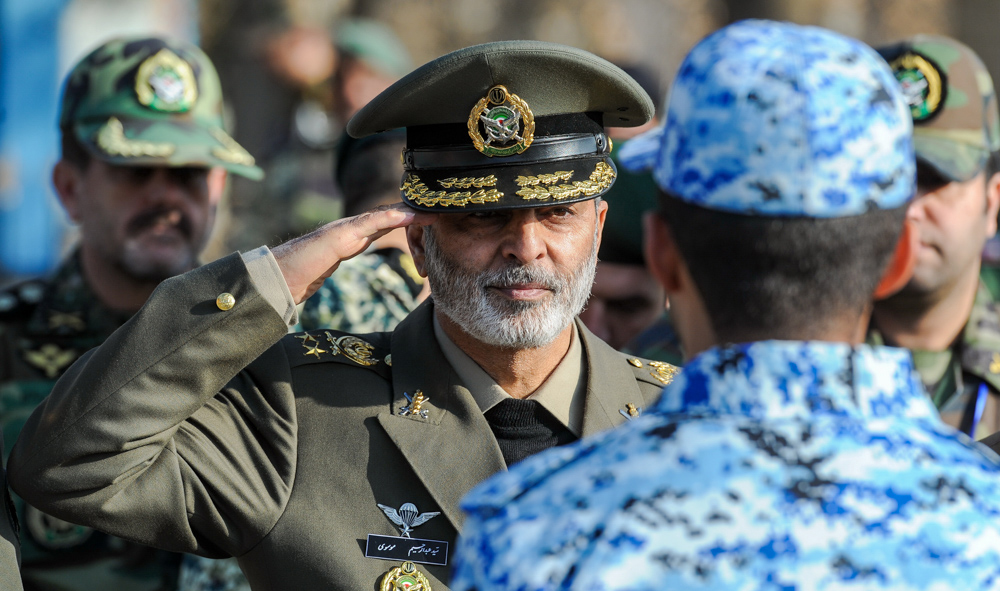 احترام نظامی فرمانده کل ارتش در برابر یک سرباز (+عکس)