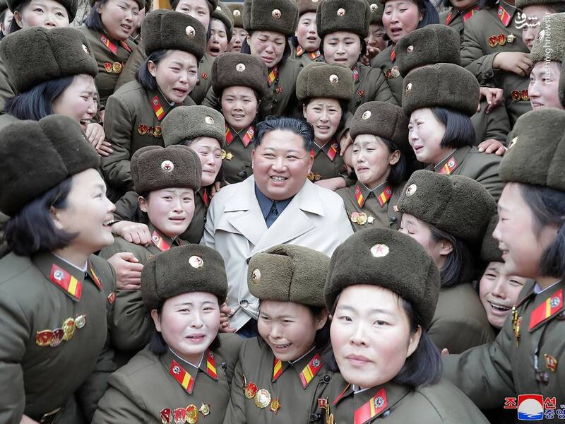 بازدید رهبر کره شمالی از بانوان سرباز ارتش (+عکس)