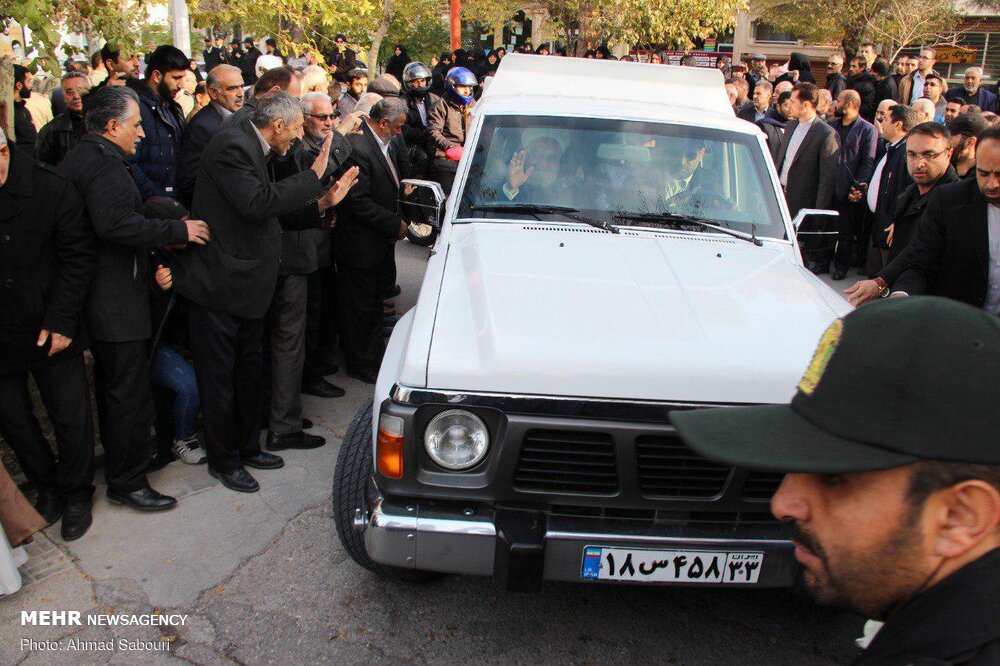 خودروی حسن روحانی در مراسم تشییع خواهرش (+‌عکس)