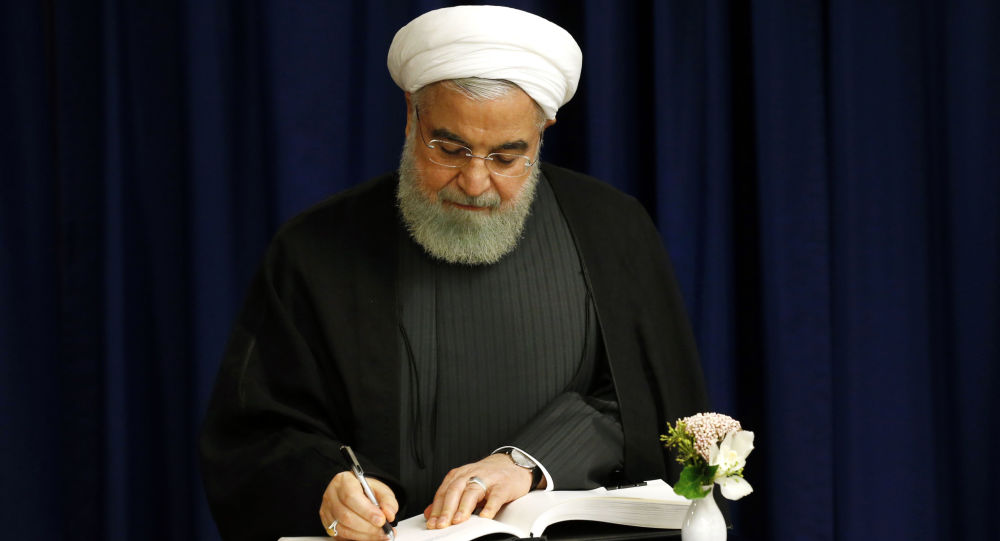 روحانی: فعالیت های اقتصادی کم ریسک از 23 فروردین آغاز می شود