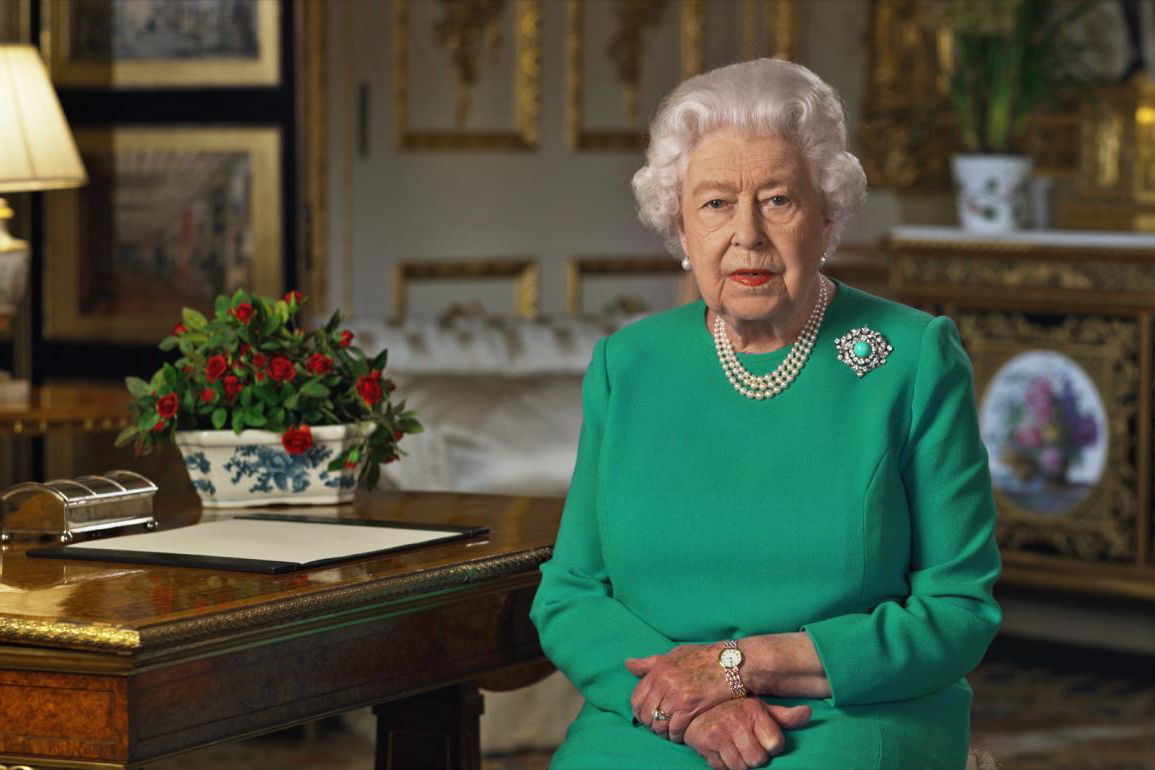 لباس ملکه انگلیس که سوژه خنده شد (+عکس)