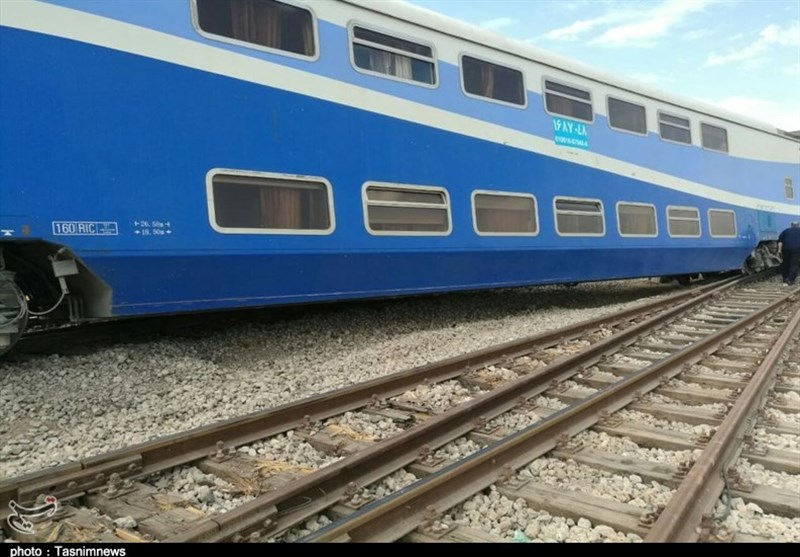 حادثه قطار مسافربری زاهدان - کرمان هیچ خسارت جانی و مالی نداشت؛ منتظر جرثقیل هستیم