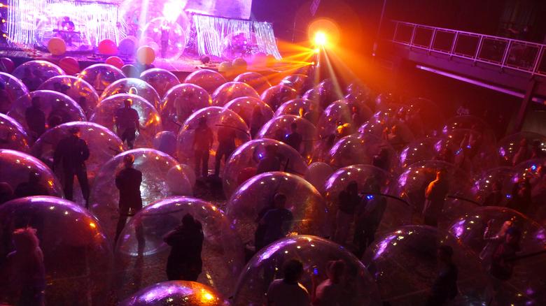 شرکت کنندگان کنسرت داخل حباب به خاطر کرونا (+عکس)