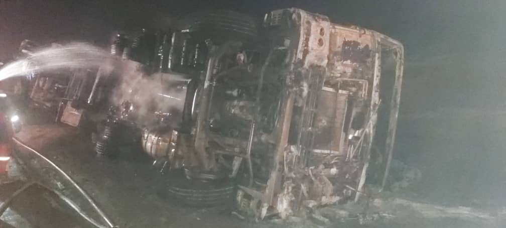 واژگونی تانکر سوخت در محور اهواز - شوش/ یک نفر کشته شد (+عکس)