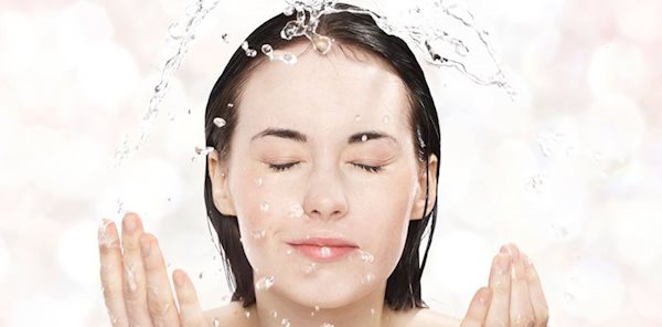 9 اشتباه بزرگ که در هنگام شستن صورت مرتکب می شوید