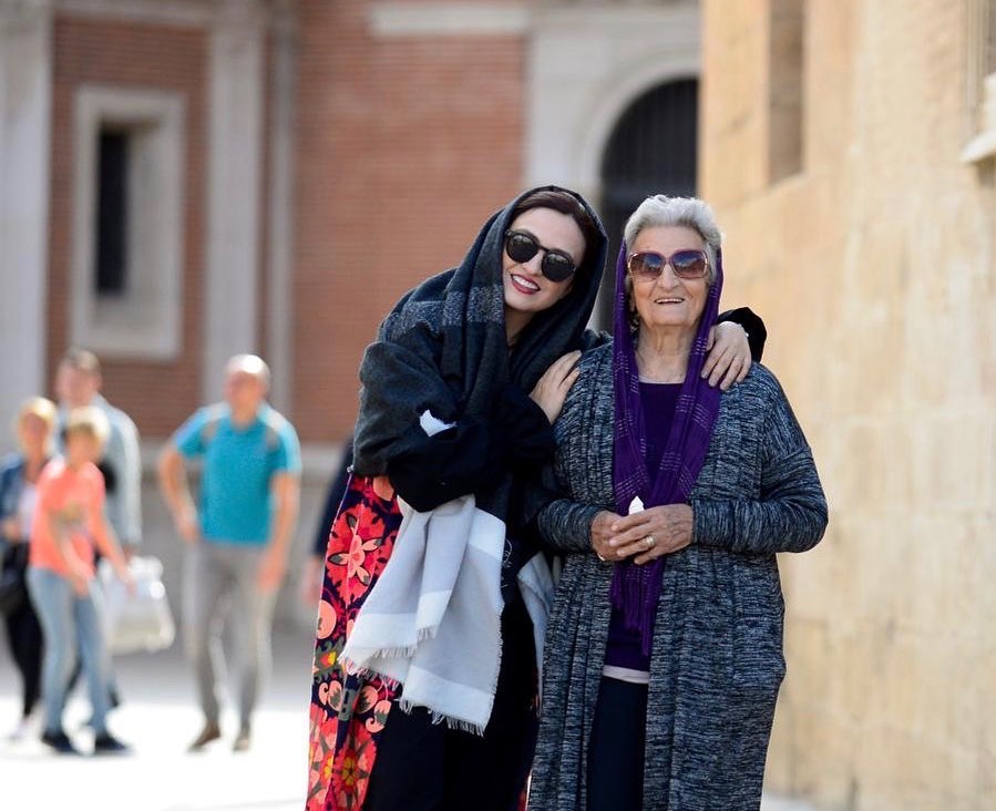 عکس دیده نشده گلاره عباسی با مادربزرگش!