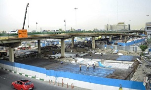 نصب پل عابر پیاده کابلی به طول 54 متر در ضلع غربی زیرگذر گیشا
