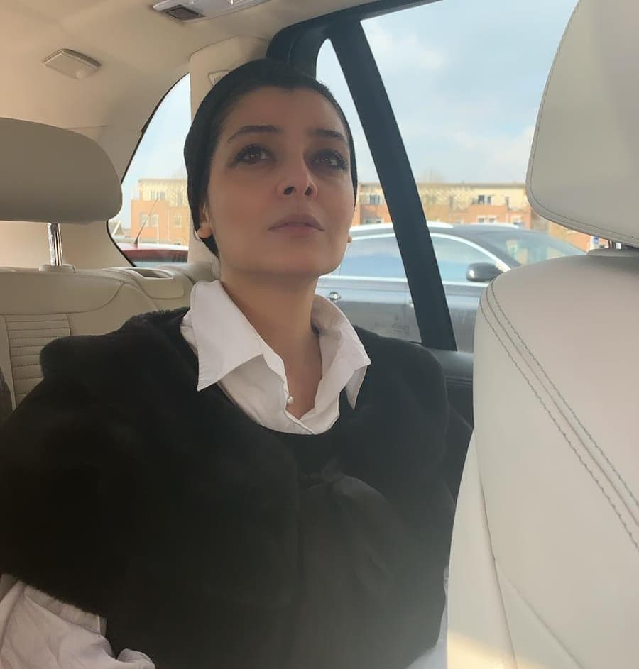 پوشش جذاب ساره بیات در ماشین (+عکس)