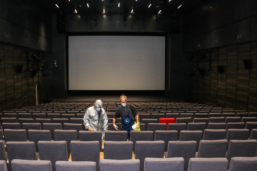 ضدعفونی سینماها برای بازگشت به شرایط عادی (+عکس)