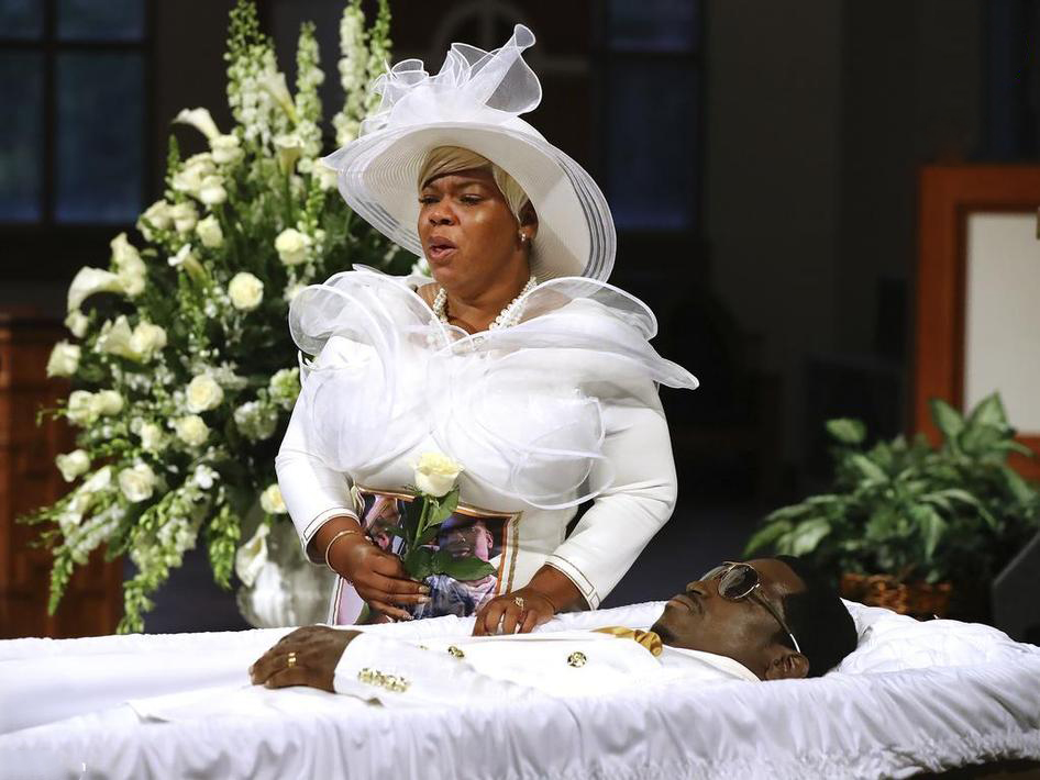 عکسی از همسر ریشارد بروکس در مراسم تشییع جنازه