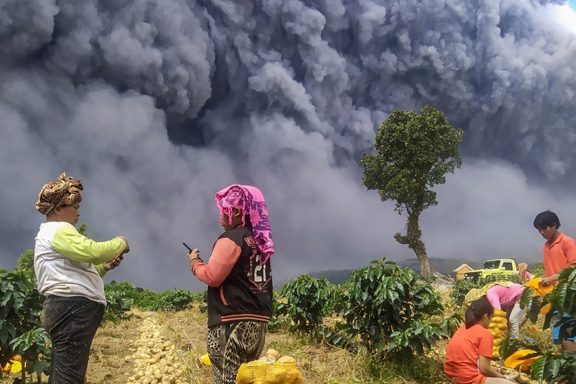عكسي شگفت انگيز از فوران آتشفشان کوه سینابونگ در سوماترا