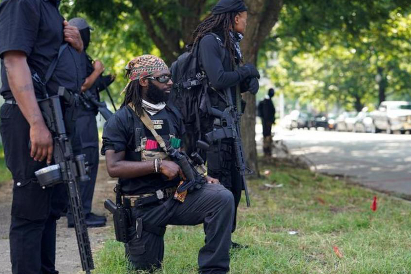 تظاهرات شبه نظامیان سیاه پوست مسلح در آمريكا (+عكس)