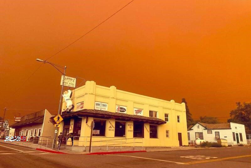 صحنه ای وحشتناک از آسمان سرخ جنگل های کالیفرنیا + عکس