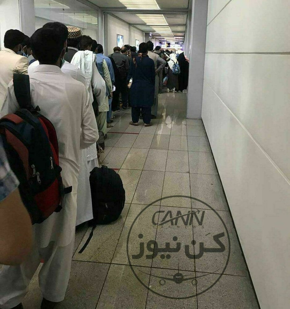 ازدحام جمعیت برای تست کرونا در فرودگاه امام(ره) بدون فاصله‌گذاری اجتماعی +عکس