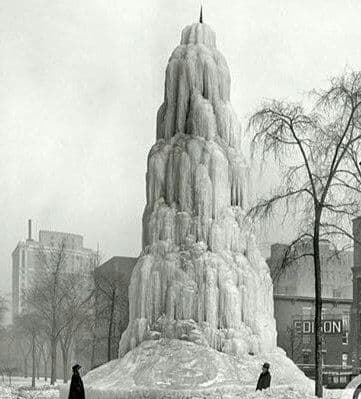 عکسی قدیمی و ناب از فواره آب یخ زده بلوار واشنگتن