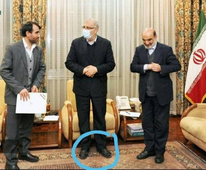 تصویری جنجالی از وزیر نفت در مراسم معارفه علی عسگری با صندل رو فرشی(عكس)