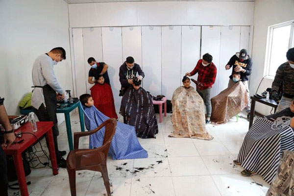 قابی از متفاوت‌ترین آرایشگاه مردانه در تهران(عكس)